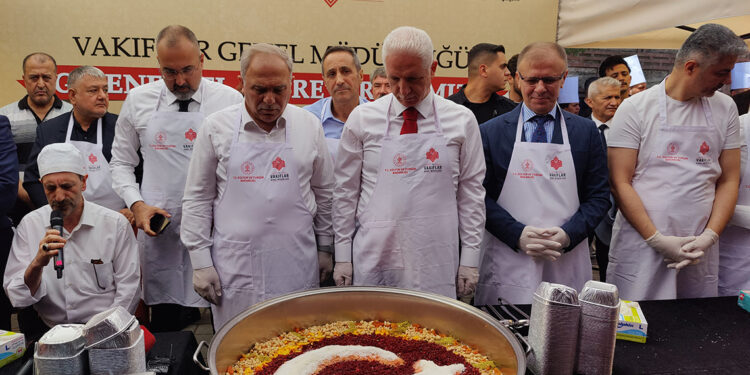 Tarihi Mısır Çarşısı’nda 20 bin kişilik aşure dağıtıldı