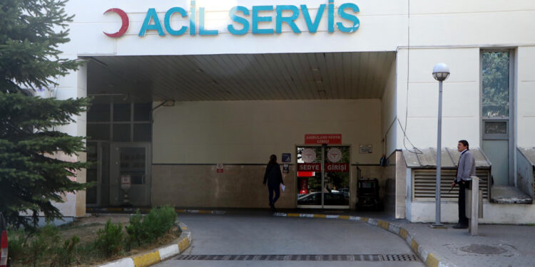 Tavuk tesisinde 11 işçi gazdan etkilendi