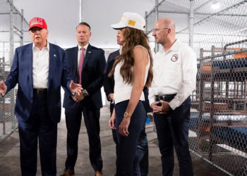 Trump, yeni hapishane 'Timsah Alcatraz'ı gezdi