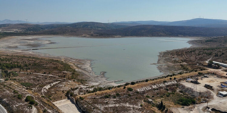 Turistik ilçe Çeşme'de su kesintisi; oteller depoları doldurdu