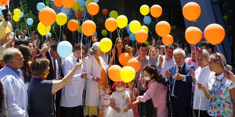 Türkiye'de şifa bulan 6 yaşındaki Zeine, balonlarla Kazakistan’a uğurlandı