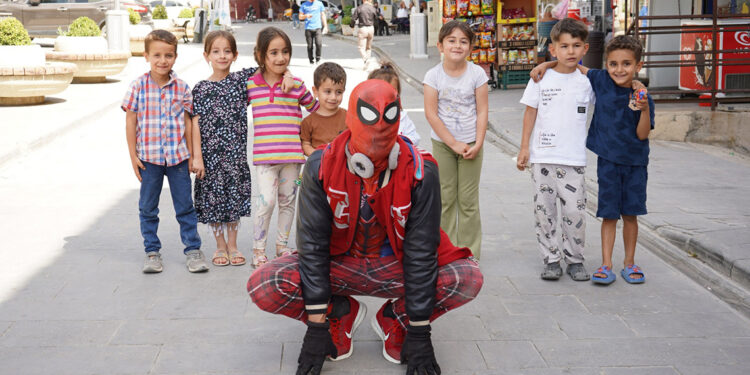 Türkiye'yi gezen Örümcek Adam, bu kez Şırnak'ta