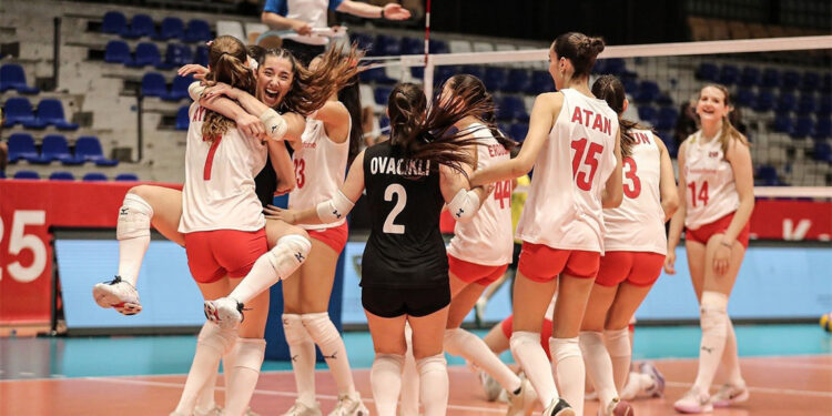 16 Yaş Altı Voleybol Kız Milli Takımı finale yükseldi