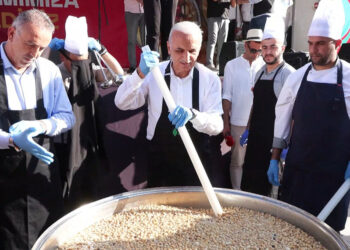 Ümraniye'de 20 bin kişilik aşure dağıtıldı