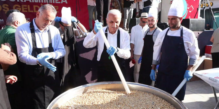 Ümraniye'de 20 bin kişilik aşure dağıtıldı