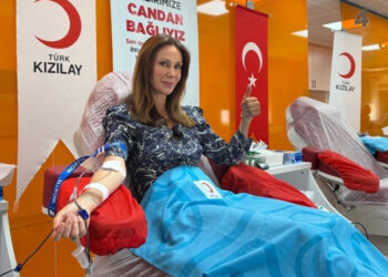 Ünlü isimler Kızılay'a kan verdi