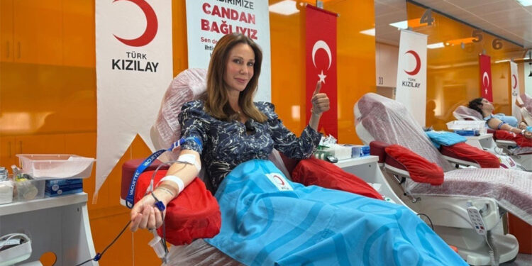 Ünlü isimler Kızılay'a kan verdi