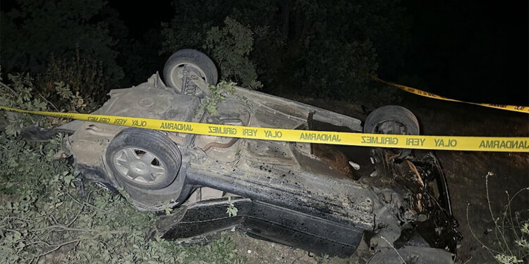 Uşak'ta otomobil şarampole devrildi: 1 ölü, 2 yaralı