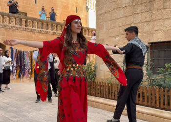 Midyat taş evleri, kilise ve camileriyle dikkat çekiyor