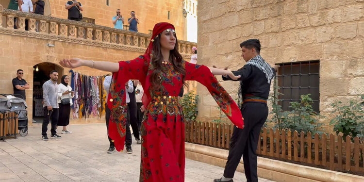 Midyat taş evleri, kilise ve camileriyle dikkat çekiyor