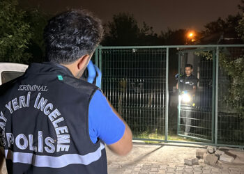 Üvey oğlunu göğsünden bıçakla yaraladı