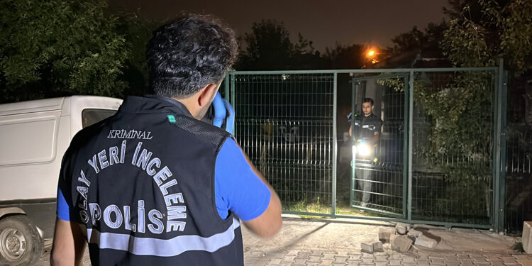 Üvey oğlunu göğsünden bıçakla yaraladı