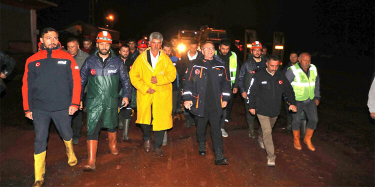 Kars Valisi Ziya Polat, selden etkilenen köylerde incelemelerde bulundu