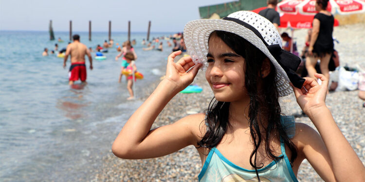 Serinlemek isteyenler Van Gölü'ne akın ediyor