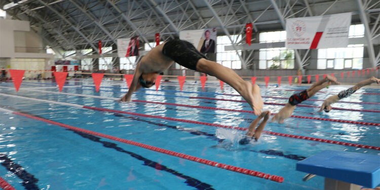 Van'da 8 bin öğrenci, olimpik havuzlarda yüzme öğreniyor