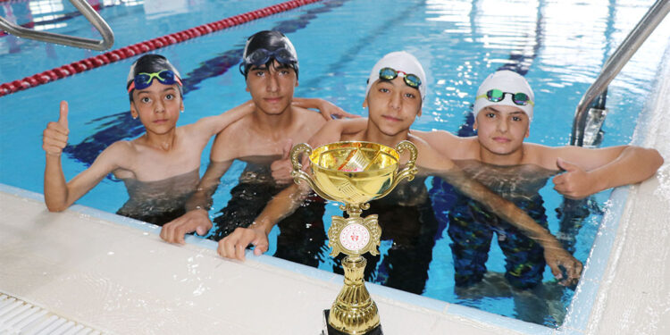 Vanlı öğrenciler, triatlonda yıldız erkeklerde Türkiye şampiyonu oldu