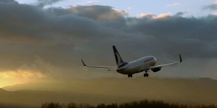 Yıldırım isabet eden yolcu uçağı Elazığ’a zorunlu iniş yaptı