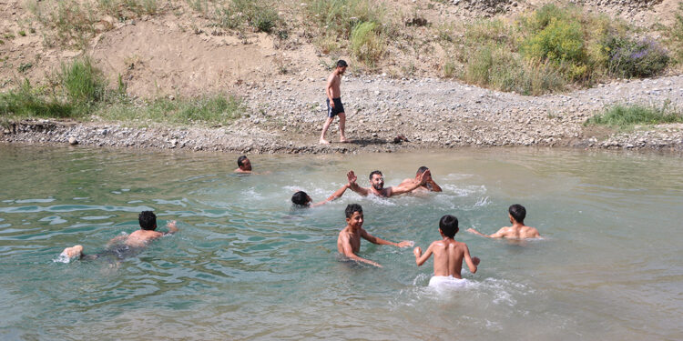 Yüksekova'da sıcaklardan bunalanlar derede serinliyor