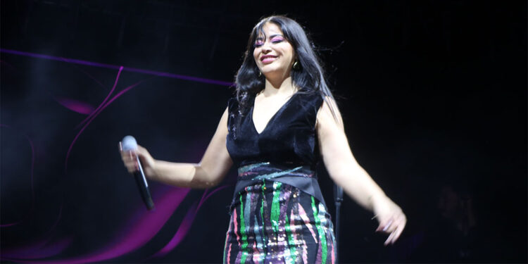 Zara merhum sanatçı Volkan Konak için 'Al ömrümü' şarkısını seslendirdi