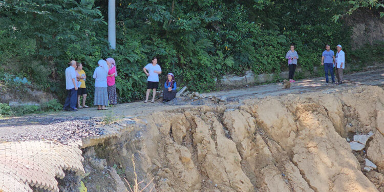 Heyelan sonrası sokak 9 aydır kapalı