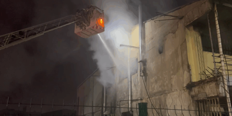 Zeytinburnu'nda boya imalathanesinde çıkan yangın söndürüldü