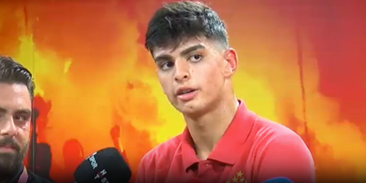 Takımdaki oyuncularla oyun konsollarında oynuyordum