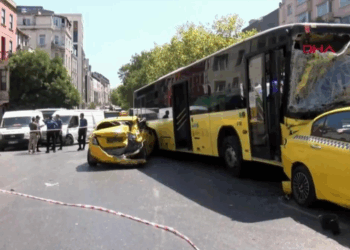 Beyoğlu'nda 9 aracın karıştığı zincirleme kaza; yaralılar var