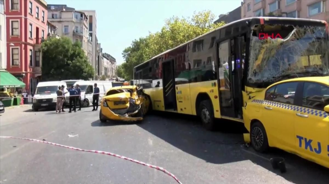 Beyoğlu'nda 9 aracın karıştığı zincirleme kaza; yaralılar var