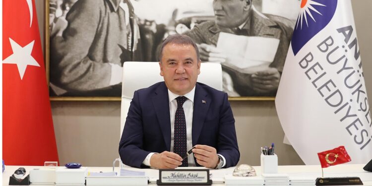 Muhittin Böcek hastaneye kaldırıldı!