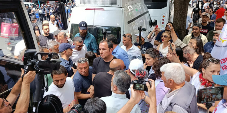 Ankara'ya yürüyen öğretmenler gözaltında