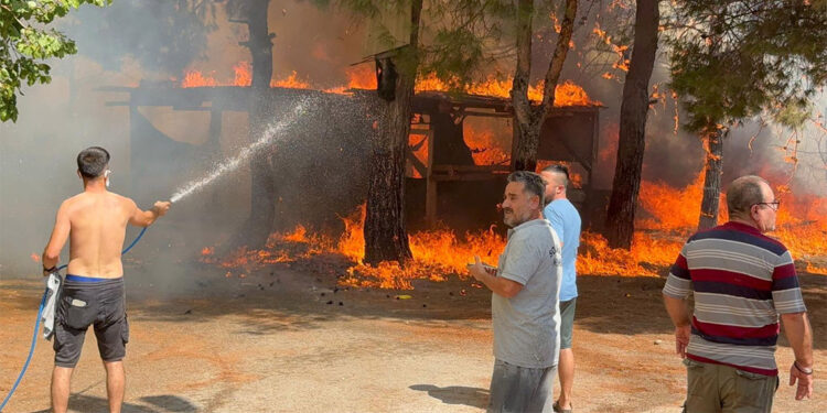Antalya'da iki ayrı noktada orman yangını çıktı