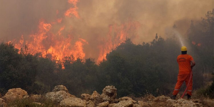 Kızılçam ormanına sıçrayan yangın büyüdü; Ambulanslar hazır bekletiliyor
