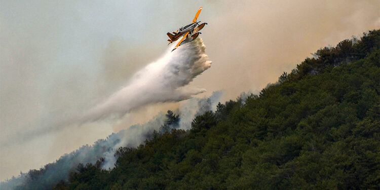 Tarla sınırlarına traktörlerle çukurlar açıldı