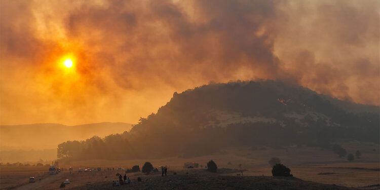 Yükselen dumanlar gökyüzünü kızıla bürüdü
