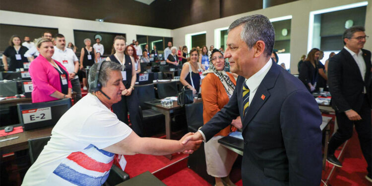 Özgür Özel'den 185.000 sandık sorumlusunu arayarak bilgilendirmede bulunan Çağrı Merkezine ziyaret