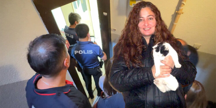 Reyhan öğretmen evinde ölü bulundu