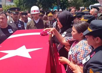 ‘Sana topladım’ deyip şehit babasının tabutuna çiçek bıraktı