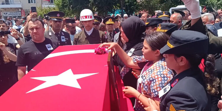 ‘Sana topladım’ deyip şehit babasının tabutuna çiçek bıraktı