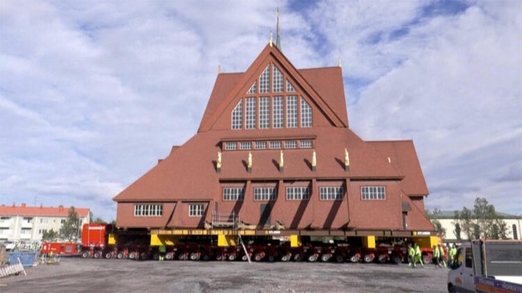 İsveç'teki 113 yıllık ahşap kilise taşındı