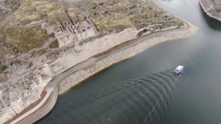 Hasankeyf'te düzenlenen tekne turlarıyla tarihsel yolculuk