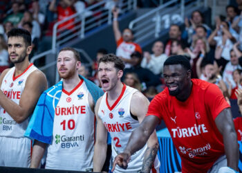 12 Dev Adam namağlup son 16’da