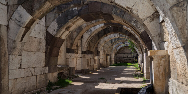 Smyrna Antik Kenti'ndeki kazı çalışmalarına Büyükşehir'den destek