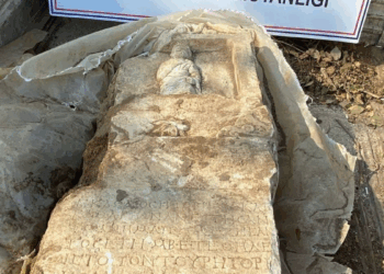 1900 yıllık mezar taşını satmaya çalışırken yakalandı
