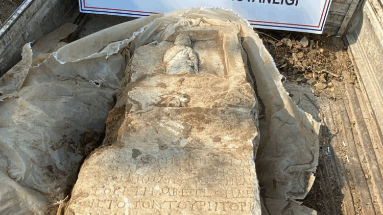1900 yıllık mezar taşını satmaya çalışırken yakalandı