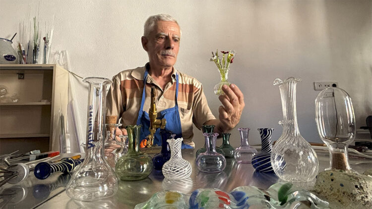 Gözyaşı şişelerini restore edip aslına uygun hale getiriyor