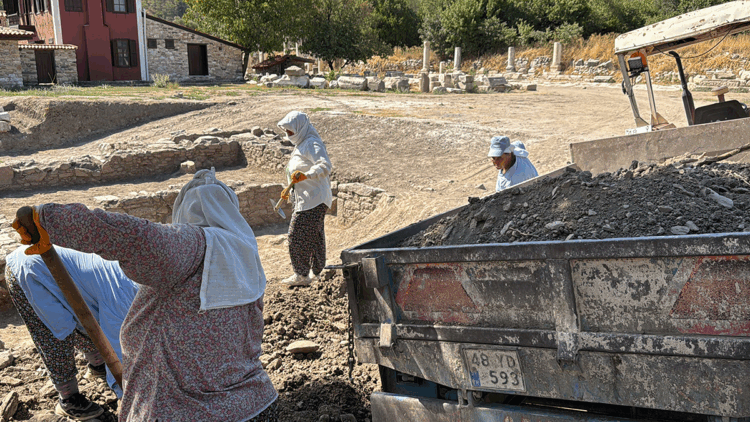 3 bin 500 yıllık Stratonikeia Antik Kenti'ne kadın eli