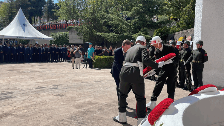 3'üncü Cumhurbaşkanı Celal Bayar kabri başında anıldı