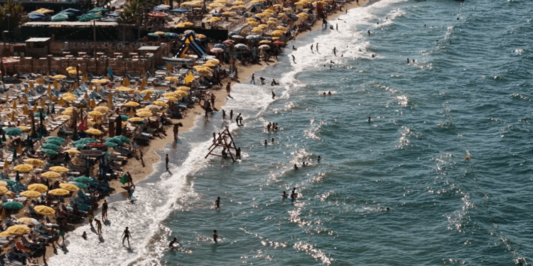40 bin nüfuslu Çınarcık, yaz sezonunda 500 bin kişiyi ağırlıyor