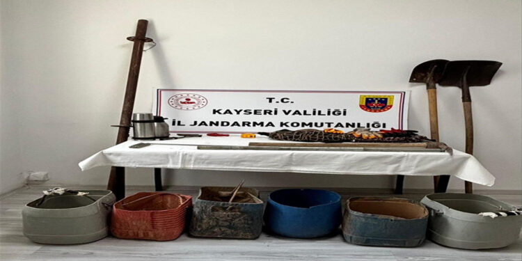 Kayseri'de kaçak kazı yaptığı belirlenen 4 kişi yakalandı