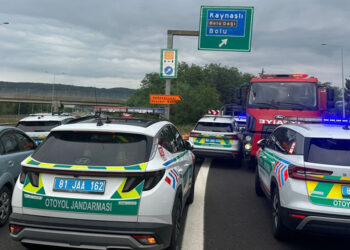 Düzce’de VIP minibüs bariyere çarptı; 7 yaralı